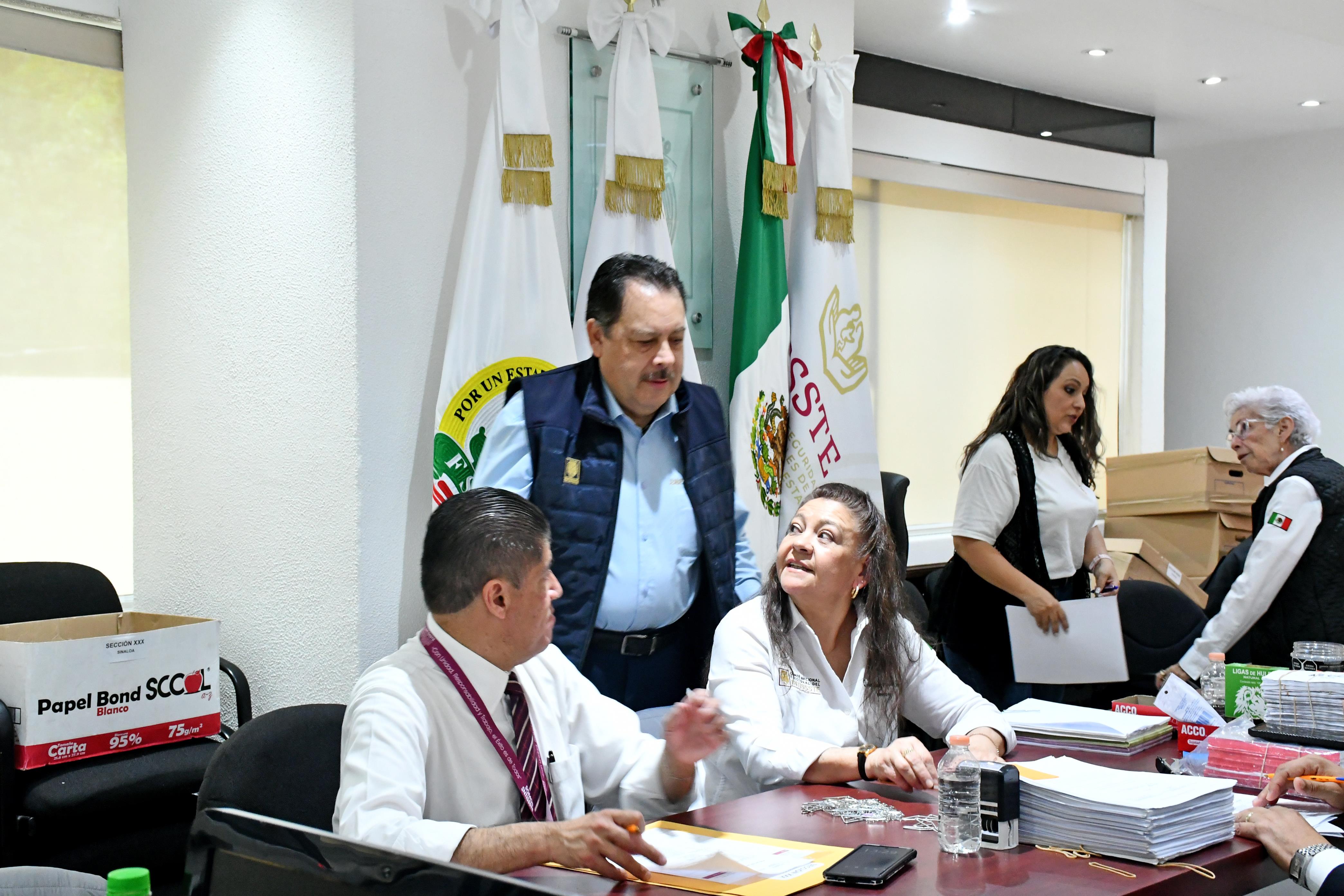 El Químico Roberto Javier Gómez Gómez saluda a integrantes del Comité Nacional Electoral y Secretarios Generales 